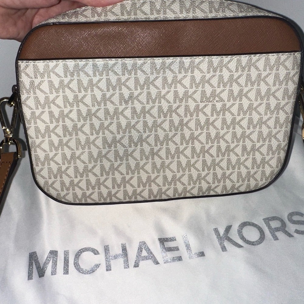 Michael Kors crossbody bag! - Picture 2 of 8